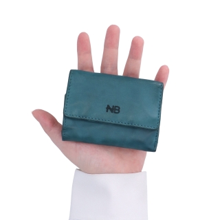 Malá kožená peňaženka pre mužov aj ženy Noelia Bolger materiál kože farba tyrkysová veľkosť malá 5135 NB TYR V ruke