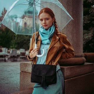 Štýlová crossbody kabelka s praktickou klopou Carmelo materiál syntetická koža zapínanie na zips farba čierna veľkosť malá 4661 C Lifestyle