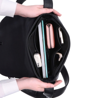 Elegantná dámska taška cez rameno s klopou Carmelo materiál syntetická koža zapínanie na zips farba čierna veľkosť stredná 4394 C Vnútro