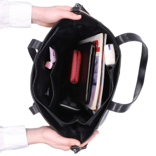 Priestranná kožená kabelka s príveskom Noelia Bolger materiál kože zapínanie na zips farba čierna veľkosť veľká NB 3102 C Vnútro