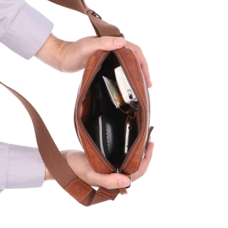 Kožená crossbody taška Poyem materiál kože farba koňaková veľkosť malá 2200 Poyem KO Vnútro