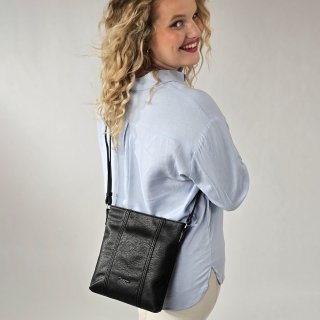 Malá športová crossbody kabelka Tangerin materiál syntetická koža zapínanie na zips farba čierna veľkosť malá 8011 C Lifestyle