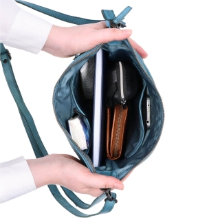Menšia kožená kabelka s popruhom a uchom Noelia Bolger materiál kože zapínanie na zips farba tyrkysová veľkosť malá NB 2409 TYR Vnútro