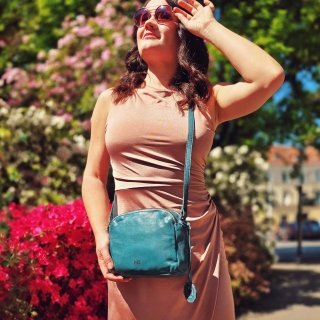 Kvalitná kožená crossbody kabelka Noelia Bolger materiál kože zapínanie na zips farba tyrkysová veľkosť malá NB 2408 TYR Lifestyle
