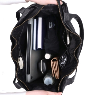 Priestranná kožená kabelka cez rameno Noelia Bolger materiál kože zapínanie na zips farba čierna veľkosť veľká NB 2422 C Vnútro