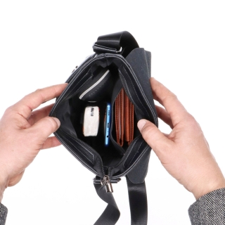 Crossbody taška s chlopňou Tangerin materiál syntetická koža zapínanie na zips farba čierna veľkosť stredná 2325 C Vnútro