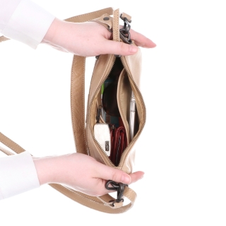 Módna kožená kabelka s dvoma popruhmi Noelia Bolger materiál kože zapínanie na zips farba béžová veľkosť malá NB 2425 BE Vnútro