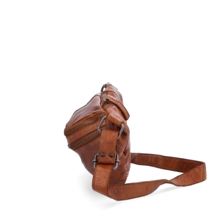Moderná kožená crossbody ľadvinka s dvoma zipsami Noelia Bolger materiál kože zapínanie na zips farba koňaková veľkosť stredná NB 2035 KO Z boku