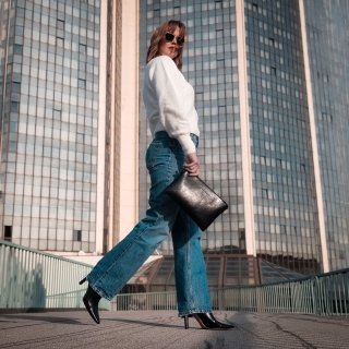 Elegantná minimalistická kožená crossbody kabelka Noelia Bolger materiál kože zapínanie na zips farba čierna veľkosť malá NB 0105 C Lifestyle