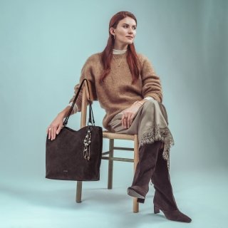 Štýlová kabelka na rameno s odnímateľným príveskom Carmelo materiál syntetická koža zapínanie na zips farba hnedá veľkosť veľká 4664 H Lifestyle
