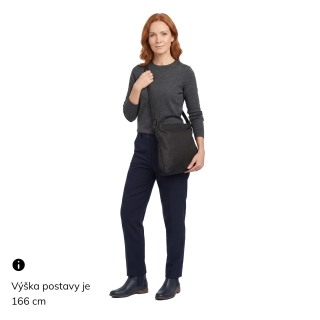Crossbody kabelka v minimalistickom štýle Carmelo materiál nylon zapínanie na zips farba čierna veľkosť stredná 6605 C Na postave