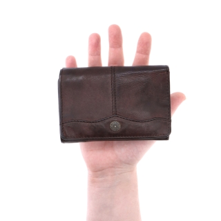 Minimalistická kožená peňaženka s prešívaním Noelia Bolger materiál kože zapínanie na cvok farba hnedá veľkosť malá 5129 NB H V ruke