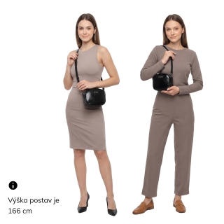 Malá crossbody kabelka so štruktúrovaným povrchom Le Sands materiál syntetická koža zapínanie na zips farba čierna veľkosť malá 4372 C Na postave
