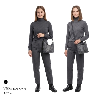 Štýlová crossbody kabelka s originálnym vzorom Carmelo materiál syntetická koža zapínanie na zips farba metalíza veľkosť malá 4380 BR Na postave