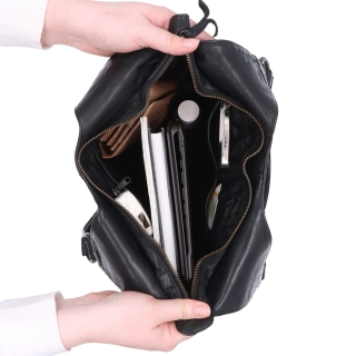 Elegantná kožená shopper kabelka s prešívaním Noelia Bolger materiál kože zapínanie na zips farba čierna veľkosť stredná NB 2044 C Vnútro