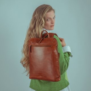 Kožený batoh s priehradkou na notebook Poyem materiál kože zapínanie na zips farba koňaková veľkosť veľká 2226 Poyem KO Lifestyle