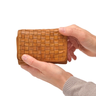 Prepletaná dámska kožená peňaženka Noelia Bolger materiál kože zapínanie na cvok farba žltá veľkosť malá 5106 NB ZLU V ruke