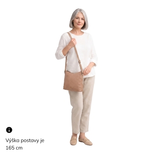 Kožená crossbody kabelka s moderným dizajnom Noelia Bolger materiál kože zapínanie na zips farba béžová veľkosť malá NB 2400 BE Na postave