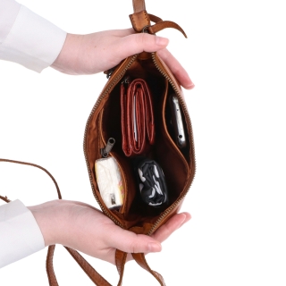 Kožená crossbody s čistými líniami Noelia Bolger materiál kože zapínanie na zips farba koňaková veľkosť malá NB 2414 KO Vnútro