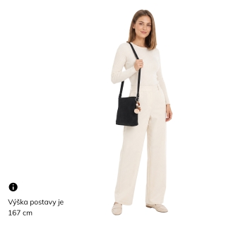 Praktická crossbody kabelka s odnímateľným príveskom Carmelo materiál syntetická koža zapínanie na zips farba čierna veľkosť malá 4662 C Na postave