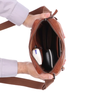 Kožená crossbody taška Poyem materiál kože farba koňaková veľkosť malá 2206 Poyem KO Vnútro
