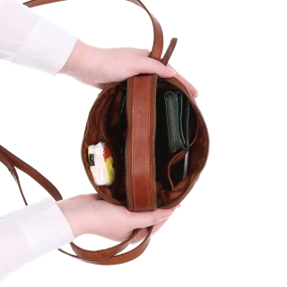 Minimalistická kožená crossbody kabelka Noelia Bolger materiál kože zapínanie na zips farba koňaková veľkosť malá NB 2407 KO