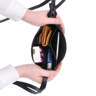 Malá elegantná kožená crossbody kabelka Noelia Bolger materiál kože zapínanie na zips farba čierna veľkosť malá NB 2420 C Vnútro