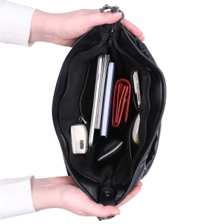 Mäkká kabelka s prešívaním a elegantným štýlom Carmelo materiál nylon zapínanie na zips farba metalíza veľkosť stredná 4383 TI Vnútro