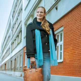 Elegantný jednofarebný šál so strapcami Noelia Bolger materiál Polyester s prímesou vlny farba modrá KZ003 - 06 Lifestyle