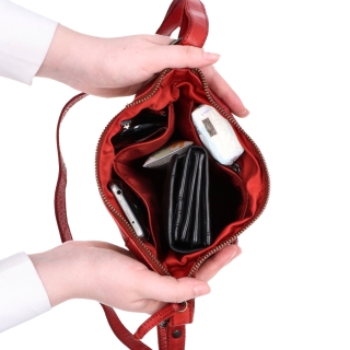 Malá kožená crossbody s prešívaním Noelia Bolger materiál kože zapínanie na zips farba červená veľkosť malá NB 2086 CV Vnútro