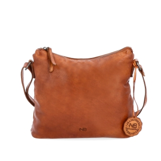 Kožená crossbody kabelka s moderným dizajnom Noelia Bolger materiál kože zapínanie na zips farba koňaková veľkosť malá NB 2400 KO Spredu