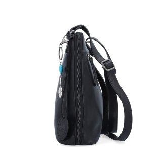 Elegantná kožená crossbody kabelka s príveskom Noelia Bolger materiál kože zapínanie na zips farba čierna veľkosť malá NB 3107 C Z boku