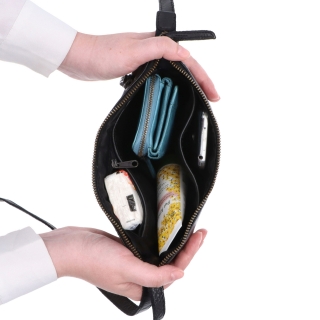 Kožená crossbody s čistými líniami Noelia Bolger materiál kože zapínanie na zips farba čierna veľkosť malá NB 2414 C Vnútro