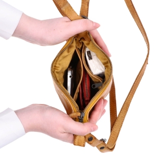 Malá kožená crossbody so zapínaním na zips Noelia Bolger materiál kože zapínanie na zips farba žltá veľkosť malá NB 2090 ZLU Vnútro