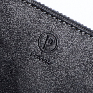 Kožená peňaženka peračník Poyem materiál kože zapínanie na zips farba čierna veľkosť veľká 5212 Poyem C Logo