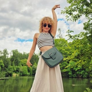 Syntetická crossbody kabelka s výraznou sponou Carmelo materiál syntetická koža zapínanie s chlopňou farba zelená veľkosť stredná 4363 TZE Lifestyle