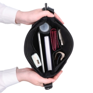 Crossbody kabelka v minimalistickom štýle Carmelo materiál nylon zapínanie na zips farba čierna veľkosť stredná 6605 C LE Vnútro
