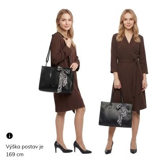 Elegantná kabelka do ruky s ozdobnou šatkou Le Sands materiál syntetická koža zapínanie na zips farba čierna veľkosť veľká 7727 C Na postave
