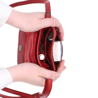 Kožená crossbody taška s chlopňou Noelia Bolger materiál kože zapínanie s chlopňou farba červená veľkosť malá NB 2418 CV Vnútro