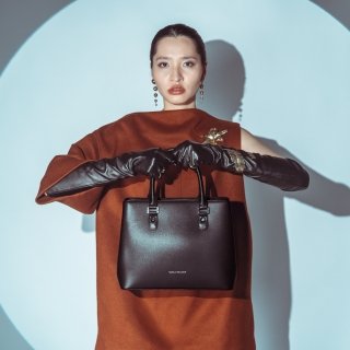 Elegantná kožená kabelka Noelia Bolger materiál kože zapínanie na zips farba čierna veľkosť stredná NB 0053 C Lifestyle