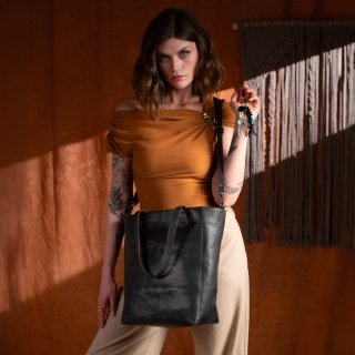 Priestranná kožená kabelka s príveskom Noelia Bolger materiál kože zapínanie na zips farba čierna veľkosť veľká NB 3102 C Lifestyle