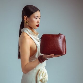 Kožená crossbody kabelka s premysleným členením Noelia Bolger materiál kože zapínanie na zips farba červená veľkosť malá NB 0115 TCV Lifestyle
