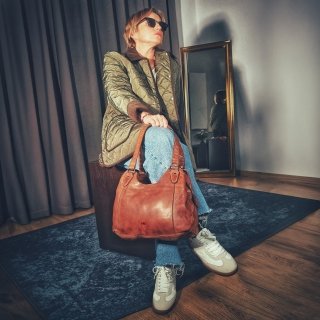 Kožená kabelka cez rameno s prešívaním a vreckami Noelia Bolger materiál kože zapínanie na zips farba koňaková veľkosť malá NB 2088 KO Lifestyle
