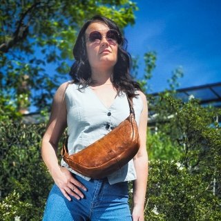 Kožená moonbag kabelka cez rameno Noelia Bolger materiál kože zapínanie na zips farba koňaková veľkosť malá NB 2412 KO Lifestyle