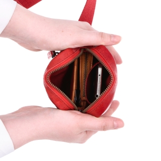 Malá kožená crossbody Poyem materiál kože zapínanie na zips farba červená veľkosť malá 2220 Poyem CV Vnútro