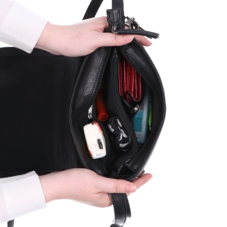 Menšia crossbody kabelka s chlopňou a príveskom Noelia Bolger materiál kože zapínanie s chlopňou farba čierna veľkosť stredná NB 3111 C Vnútro