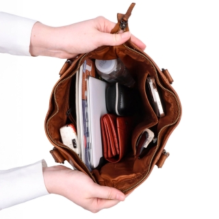 Prešívaná kožená shopper kabelka cez rameno Noelia Bolger materiál kože zapínanie na zips farba koňaková veľkosť stredná NB 2062 KO Vnútro