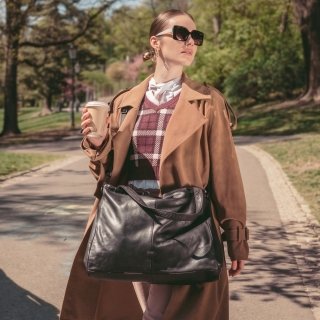 Priestranná kožená kabelka cez rameno Noelia Bolger materiál kože zapínanie na zips farba čierna veľkosť veľká NB 2422 C Lifestyle