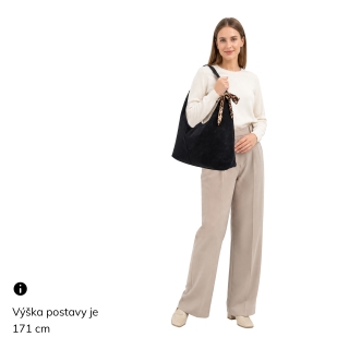 Elegantná kabelka na rameno s ozdobnou šatkou Carmelo materiál syntetická koža zapínanie na zips farba hnedá veľkosť veľká 4655 H Na postave