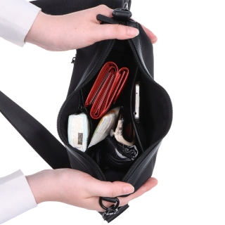 Malá kabelka so zaobleným tvarom Carmelo materiál nylon zapínanie na zips farba červená veľkosť malá 6602 CV Vnútro